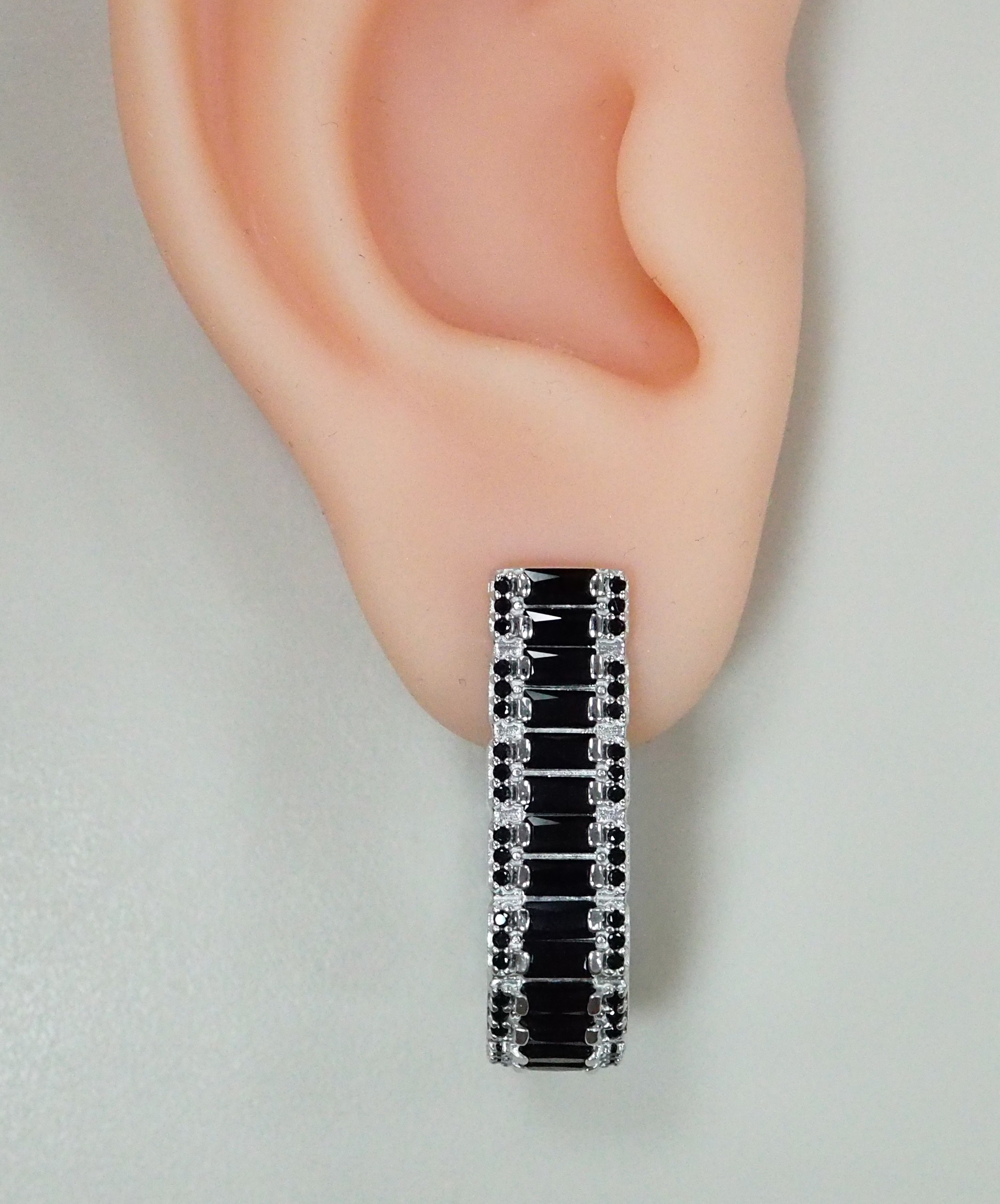 Серебряные серьги со шпинелью